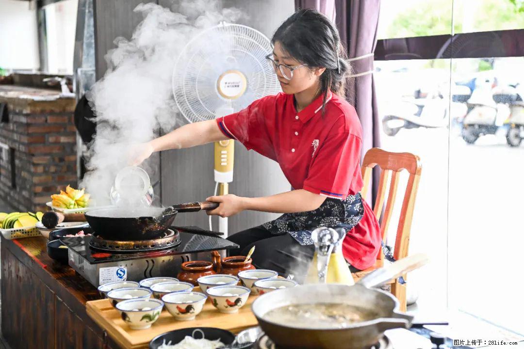 全网追的“扁担女孩”，找了一份暑假工，时薪12元 - 邵阳生活资讯 - 邵阳28生活网 shaoyang.28life.com